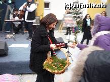 [P16] Afrodita Androne impartind spectatorilor crengute de brad cu tricolor. » foto by Horia
 - 
<span class="allrVoted glyphicon glyphicon-heart hidden" id="av172050"></span>
<a class="m-l-10 hidden" id="sv172050" onclick="voting_Foto_DelVot(,172050,14175)" role="button">șterge vot <span class="glyphicon glyphicon-remove"></span></a>
<a id="v9172050" class=" c-red"  onclick="voting_Foto_SetVot(172050)" role="button"><span class="glyphicon glyphicon-heart-empty"></span> <b>LIKE</b> = Votează poza</a> <img class="hidden"  id="f172050W9" src="/imagini/loader.gif" border="0" /><span class="AjErrMes hidden" id="e172050ErM"></span>