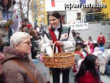 [P17] Irina Cojar impartind materiale publicitare cu 'Ceata lu’ Vurtejanu'. » foto by Horia
 - 
<span class="allrVoted glyphicon glyphicon-heart hidden" id="av172051"></span>
<a class="m-l-10 hidden" id="sv172051" onclick="voting_Foto_DelVot(,172051,14175)" role="button">șterge vot <span class="glyphicon glyphicon-remove"></span></a>
<a id="v9172051" class=" c-red"  onclick="voting_Foto_SetVot(172051)" role="button"><span class="glyphicon glyphicon-heart-empty"></span> <b>LIKE</b> = Votează poza</a> <img class="hidden"  id="f172051W9" src="/imagini/loader.gif" border="0" /><span class="AjErrMes hidden" id="e172051ErM"></span>