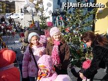 [P05] Fetele dupa ce au pus globuletele in brad. » foto by Horia
 - 
<span class="allrVoted glyphicon glyphicon-heart hidden" id="av172039"></span>
<a class="m-l-10 hidden" id="sv172039" onclick="voting_Foto_DelVot(,172039,14175)" role="button">șterge vot <span class="glyphicon glyphicon-remove"></span></a>
<a id="v9172039" class=" c-red"  onclick="voting_Foto_SetVot(172039)" role="button"><span class="glyphicon glyphicon-heart-empty"></span> <b>LIKE</b> = Votează poza</a> <img class="hidden"  id="f172039W9" src="/imagini/loader.gif" border="0" /><span class="AjErrMes hidden" id="e172039ErM"></span>