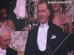 [P03] Andre Rieu, speach de bun venit » foto by Michi
 - 
<span class="allrVoted glyphicon glyphicon-heart hidden" id="av626463"></span>
<a class="m-l-10 hidden" id="sv626463" onclick="voting_Foto_DelVot(,626463,14175)" role="button">șterge vot <span class="glyphicon glyphicon-remove"></span></a>
<a id="v9626463" class=" c-red"  onclick="voting_Foto_SetVot(626463)" role="button"><span class="glyphicon glyphicon-heart-empty"></span> <b>LIKE</b> = Votează poza</a> <img class="hidden"  id="f626463W9" src="/imagini/loader.gif" border="0" /><span class="AjErrMes hidden" id="e626463ErM"></span>