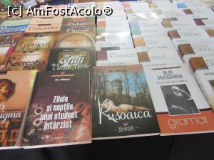 [P13] Standuri de editură » foto by Michi
 - 
<span class="allrVoted glyphicon glyphicon-heart hidden" id="av924332"></span>
<a class="m-l-10 hidden" id="sv924332" onclick="voting_Foto_DelVot(,924332,14175)" role="button">șterge vot <span class="glyphicon glyphicon-remove"></span></a>
<a id="v9924332" class=" c-red"  onclick="voting_Foto_SetVot(924332)" role="button"><span class="glyphicon glyphicon-heart-empty"></span> <b>LIKE</b> = Votează poza</a> <img class="hidden"  id="f924332W9" src="/imagini/loader.gif" border="0" /><span class="AjErrMes hidden" id="e924332ErM"></span>