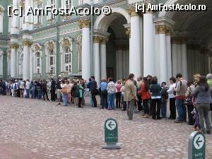 [P08] Coadă la intrarea în Ermitaj » foto by Michi <span class="label label-default labelC_thin small">NEVOTABILĂ</span>