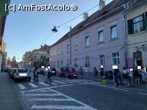 [P06] Centrul Sibiului este foarte animat în această perioadă-str Tipografilor,coadă la înghețată » foto by AZE
 - 
<span class="allrVoted glyphicon glyphicon-heart hidden" id="av1374476"></span>
<a class="m-l-10 hidden" id="sv1374476" onclick="voting_Foto_DelVot(,1374476,14186)" role="button">șterge vot <span class="glyphicon glyphicon-remove"></span></a>
<a id="v91374476" class=" c-red"  onclick="voting_Foto_SetVot(1374476)" role="button"><span class="glyphicon glyphicon-heart-empty"></span> <b>LIKE</b> = Votează poza</a> <img class="hidden"  id="f1374476W9" src="/imagini/loader.gif" border="0" /><span class="AjErrMes hidden" id="e1374476ErM"></span>