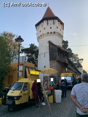 [P10] Autorulotele cu mâncare sînt parcate pe sub galeria de strajă din fostele fortificații » foto by AZE
 - 
<span class="allrVoted glyphicon glyphicon-heart hidden" id="av1388458"></span>
<a class="m-l-10 hidden" id="sv1388458" onclick="voting_Foto_DelVot(,1388458,14186)" role="button">șterge vot <span class="glyphicon glyphicon-remove"></span></a>
<a id="v91388458" class=" c-red"  onclick="voting_Foto_SetVot(1388458)" role="button"><span class="glyphicon glyphicon-heart-empty"></span> <b>LIKE</b> = Votează poza</a> <img class="hidden"  id="f1388458W9" src="/imagini/loader.gif" border="0" /><span class="AjErrMes hidden" id="e1388458ErM"></span>