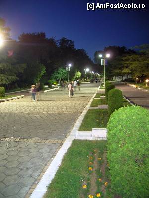 [P22] Sandanski - aleea principală din parcul municipal » foto by Dragoș_MD
 - 
<span class="allrVoted glyphicon glyphicon-heart hidden" id="av422861"></span>
<a class="m-l-10 hidden" id="sv422861" onclick="voting_Foto_DelVot(,422861,14189)" role="button">șterge vot <span class="glyphicon glyphicon-remove"></span></a>
<a id="v9422861" class=" c-red"  onclick="voting_Foto_SetVot(422861)" role="button"><span class="glyphicon glyphicon-heart-empty"></span> <b>LIKE</b> = Votează poza</a> <img class="hidden"  id="f422861W9" src="/imagini/loader.gif" border="0" /><span class="AjErrMes hidden" id="e422861ErM"></span>