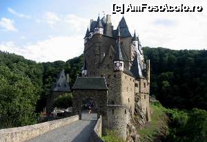 [P03] Castelul Eltz vazut de la poarta de intrare. Cum treci de poarta, la dreapta este casa de bilete » foto by Radu Tudoran
 - 
<span class="allrVoted glyphicon glyphicon-heart hidden" id="av698551"></span>
<a class="m-l-10 hidden" id="sv698551" onclick="voting_Foto_DelVot(,698551,14243)" role="button">șterge vot <span class="glyphicon glyphicon-remove"></span></a>
<a id="v9698551" class=" c-red"  onclick="voting_Foto_SetVot(698551)" role="button"><span class="glyphicon glyphicon-heart-empty"></span> <b>LIKE</b> = Votează poza</a> <img class="hidden"  id="f698551W9" src="/imagini/loader.gif" border="0" /><span class="AjErrMes hidden" id="e698551ErM"></span>