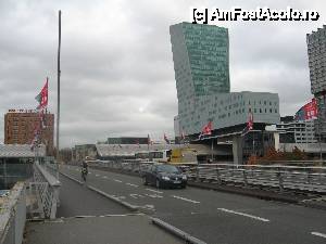 [P03] Vedere de pe podul Pierre de Coubertin. 
În stânga hotelul Crowne Plaza, în faţă acoperişul ondulat al gării Euralille, spre dreapta 'flipperul' de 120 m care pare să plutescă peste gară, iar alături Turnul Lille Europe de 110m, aşezat şi el peste gară.  » foto by Silviu Lache
 - 
<span class="allrVoted glyphicon glyphicon-heart hidden" id="av431121"></span>
<a class="m-l-10 hidden" id="sv431121" onclick="voting_Foto_DelVot(,431121,14381)" role="button">șterge vot <span class="glyphicon glyphicon-remove"></span></a>
<a id="v9431121" class=" c-red"  onclick="voting_Foto_SetVot(431121)" role="button"><span class="glyphicon glyphicon-heart-empty"></span> <b>LIKE</b> = Votează poza</a> <img class="hidden"  id="f431121W9" src="/imagini/loader.gif" border="0" /><span class="AjErrMes hidden" id="e431121ErM"></span>