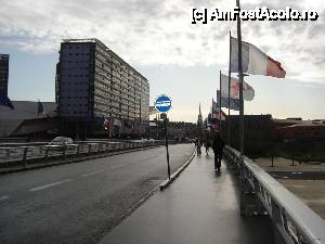 [P05] Vedere de pe podul Pierre de Coubertin din dreptul Gării Euralille spre oraşul vechi. În centru, turla bisericii St. Maurice. Mai la stânga, silueta gării centrale a oraşului - Lille Flandres. În stânga -mall-ul.  » foto by Silviu Lache
 - 
<span class="allrVoted glyphicon glyphicon-heart hidden" id="av431125"></span>
<a class="m-l-10 hidden" id="sv431125" onclick="voting_Foto_DelVot(,431125,14381)" role="button">șterge vot <span class="glyphicon glyphicon-remove"></span></a>
<a id="v9431125" class=" c-red"  onclick="voting_Foto_SetVot(431125)" role="button"><span class="glyphicon glyphicon-heart-empty"></span> <b>LIKE</b> = Votează poza</a> <img class="hidden"  id="f431125W9" src="/imagini/loader.gif" border="0" /><span class="AjErrMes hidden" id="e431125ErM"></span>