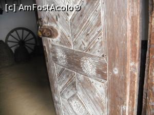 [P31] Intrăm în celar. Observați ușa sculptată cu soare.  » foto by Zoazore
 - 
<span class="allrVoted glyphicon glyphicon-heart hidden" id="av912662"></span>
<a class="m-l-10 hidden" id="sv912662" onclick="voting_Foto_DelVot(,912662,14443)" role="button">șterge vot <span class="glyphicon glyphicon-remove"></span></a>
<a id="v9912662" class=" c-red"  onclick="voting_Foto_SetVot(912662)" role="button"><span class="glyphicon glyphicon-heart-empty"></span> <b>LIKE</b> = Votează poza</a> <img class="hidden"  id="f912662W9" src="/imagini/loader.gif" border="0" /><span class="AjErrMes hidden" id="e912662ErM"></span>