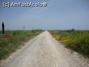 [P01] Ne aflăm pe drumul secundar pietruit, paralel cu linia ferată, între stațiunile Olimp și Costinești. În partea dreaptă, nu prea departe, se află țărmul Mării Negre.  » foto by Floryn81
 - 
<span class="allrVoted glyphicon glyphicon-heart hidden" id="av753283"></span>
<a class="m-l-10 hidden" id="sv753283" onclick="voting_Foto_DelVot(,753283,14525)" role="button">șterge vot <span class="glyphicon glyphicon-remove"></span></a>
<a id="v9753283" class=" c-red"  onclick="voting_Foto_SetVot(753283)" role="button"><span class="glyphicon glyphicon-heart-empty"></span> <b>LIKE</b> = Votează poza</a> <img class="hidden"  id="f753283W9" src="/imagini/loader.gif" border="0" /><span class="AjErrMes hidden" id="e753283ErM"></span>