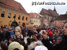 [P08] Descopera Brasovul. Coboara Junii. Trecerea Junilor prin Piata Sfatului. In fundal, de la stanga spre dreapta - Casa Hirscher, Muzeul Civilizatiei Urbane (casa monument arhitectonic de patrimoniu, unde a functionat prima farmacie a orasului, atestata documentar in 1512), Biserica Neagra. » foto by Alexandru G.*
 - 
<span class="allrVoted glyphicon glyphicon-heart hidden" id="av294825"></span>
<a class="m-l-10 hidden" id="sv294825" onclick="voting_Foto_DelVot(,294825,14550)" role="button">șterge vot <span class="glyphicon glyphicon-remove"></span></a>
<a id="v9294825" class=" c-red"  onclick="voting_Foto_SetVot(294825)" role="button"><span class="glyphicon glyphicon-heart-empty"></span> <b>LIKE</b> = Votează poza</a> <img class="hidden"  id="f294825W9" src="/imagini/loader.gif" border="0" /><span class="AjErrMes hidden" id="e294825ErM"></span>