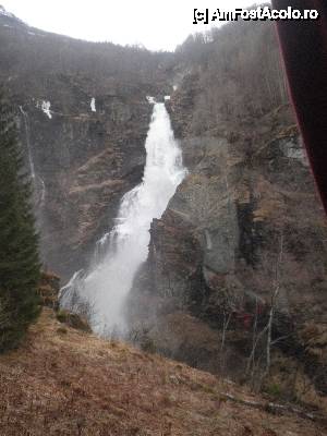 [P34] cascada Kjolfossen, minunata, dar pozitia in care stateam nu ne oferea confortul de a o savura din plin » foto by grecudoina
 - 
<span class="allrVoted glyphicon glyphicon-heart hidden" id="av440990"></span>
<a class="m-l-10 hidden" id="sv440990" onclick="voting_Foto_DelVot(,440990,14621)" role="button">șterge vot <span class="glyphicon glyphicon-remove"></span></a>
<a id="v9440990" class=" c-red"  onclick="voting_Foto_SetVot(440990)" role="button"><span class="glyphicon glyphicon-heart-empty"></span> <b>LIKE</b> = Votează poza</a> <img class="hidden"  id="f440990W9" src="/imagini/loader.gif" border="0" /><span class="AjErrMes hidden" id="e440990ErM"></span>