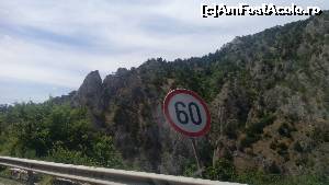 [P31] Peisaj în teren muntos în Macedonia. Și restricția de viteză pe acest segment de drum.  » foto by costy69
 - 
<span class="allrVoted glyphicon glyphicon-heart hidden" id="av628788"></span>
<a class="m-l-10 hidden" id="sv628788" onclick="voting_Foto_DelVot(,628788,14691)" role="button">șterge vot <span class="glyphicon glyphicon-remove"></span></a>
<a id="v9628788" class=" c-red"  onclick="voting_Foto_SetVot(628788)" role="button"><span class="glyphicon glyphicon-heart-empty"></span> <b>LIKE</b> = Votează poza</a> <img class="hidden"  id="f628788W9" src="/imagini/loader.gif" border="0" /><span class="AjErrMes hidden" id="e628788ErM"></span>