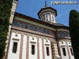 [P16] Admirăm exteriorul bisericii mari a Mănăstirii Sinaia. Observăm în partea superioară a zidurilor un brâu de culoare verde, format din trei linii răsucite, a cărui prezență poate simboliza fie unitatea Sfintei Treimi, fie existența celor trei principate românești.  » foto by Floryn81
 - 
<span class="allrVoted glyphicon glyphicon-heart hidden" id="av642879"></span>
<a class="m-l-10 hidden" id="sv642879" onclick="voting_Foto_DelVot(,642879,14696)" role="button">șterge vot <span class="glyphicon glyphicon-remove"></span></a>
<a id="v9642879" class=" c-red"  onclick="voting_Foto_SetVot(642879)" role="button"><span class="glyphicon glyphicon-heart-empty"></span> <b>LIKE</b> = Votează poza</a> <img class="hidden"  id="f642879W9" src="/imagini/loader.gif" border="0" /><span class="AjErrMes hidden" id="e642879ErM"></span>
