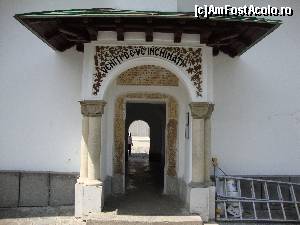 [P18] Vom vizita și curtea veche a mănăstirii, unde se află biserica având hramul ”Adormirea Maicii Domnului”, ctitoria Spătarului Mihail Cantacuzino. Prin acest gang vom ieși în curtea veche.  » foto by Floryn81
 - 
<span class="allrVoted glyphicon glyphicon-heart hidden" id="av642881"></span>
<a class="m-l-10 hidden" id="sv642881" onclick="voting_Foto_DelVot(,642881,14696)" role="button">șterge vot <span class="glyphicon glyphicon-remove"></span></a>
<a id="v9642881" class=" c-red"  onclick="voting_Foto_SetVot(642881)" role="button"><span class="glyphicon glyphicon-heart-empty"></span> <b>LIKE</b> = Votează poza</a> <img class="hidden"  id="f642881W9" src="/imagini/loader.gif" border="0" /><span class="AjErrMes hidden" id="e642881ErM"></span>