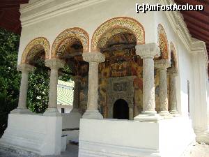 [P22] Admirăm pridvorul deschis al bisericii vechi de la Mănăstirea Sinaia. Aici se păstrează mare parte din pictura originală, creație a lui Pârvu Mutu Zugravul.  » foto by Floryn81
 - 
<span class="allrVoted glyphicon glyphicon-heart hidden" id="av642885"></span>
<a class="m-l-10 hidden" id="sv642885" onclick="voting_Foto_DelVot(,642885,14696)" role="button">șterge vot <span class="glyphicon glyphicon-remove"></span></a>
<a id="v9642885" class=" c-red"  onclick="voting_Foto_SetVot(642885)" role="button"><span class="glyphicon glyphicon-heart-empty"></span> <b>LIKE</b> = Votează poza</a> <img class="hidden"  id="f642885W9" src="/imagini/loader.gif" border="0" /><span class="AjErrMes hidden" id="e642885ErM"></span>