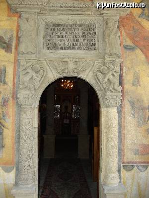 [P23] Biserica veche a Mănăstirii Sinaia - Intrarea din pridvor către pronaos este încadrată de un portal interesant sculptat în piatră.  » foto by Floryn81
 - 
<span class="allrVoted glyphicon glyphicon-heart hidden" id="av642886"></span>
<a class="m-l-10 hidden" id="sv642886" onclick="voting_Foto_DelVot(,642886,14696)" role="button">șterge vot <span class="glyphicon glyphicon-remove"></span></a>
<a id="v9642886" class=" c-red"  onclick="voting_Foto_SetVot(642886)" role="button"><span class="glyphicon glyphicon-heart-empty"></span> <b>LIKE</b> = Votează poza</a> <img class="hidden"  id="f642886W9" src="/imagini/loader.gif" border="0" /><span class="AjErrMes hidden" id="e642886ErM"></span>