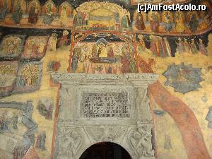 [P24] Biserica veche a Mănăstirii Sinaia - Diverse picturi din pridvorul deschis. Se observă și pisania lăcașului de cult, refăcută în anul 1795.  » foto by Floryn81
 - 
<span class="allrVoted glyphicon glyphicon-heart hidden" id="av642887"></span>
<a class="m-l-10 hidden" id="sv642887" onclick="voting_Foto_DelVot(,642887,14696)" role="button">șterge vot <span class="glyphicon glyphicon-remove"></span></a>
<a id="v9642887" class=" c-red"  onclick="voting_Foto_SetVot(642887)" role="button"><span class="glyphicon glyphicon-heart-empty"></span> <b>LIKE</b> = Votează poza</a> <img class="hidden"  id="f642887W9" src="/imagini/loader.gif" border="0" /><span class="AjErrMes hidden" id="e642887ErM"></span>