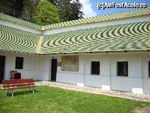 [P32] Pe ușa din colț se putea intra în Paraclisul cu hramul ”Schimbarea la Față”. Paraclisul acesta a fost finalizat în anul 1695 de Spătarul Mihail Cantacuzino.  » foto by Floryn81
 - 
<span class="allrVoted glyphicon glyphicon-heart hidden" id="av642895"></span>
<a class="m-l-10 hidden" id="sv642895" onclick="voting_Foto_DelVot(,642895,14696)" role="button">șterge vot <span class="glyphicon glyphicon-remove"></span></a>
<a id="v9642895" class=" c-red"  onclick="voting_Foto_SetVot(642895)" role="button"><span class="glyphicon glyphicon-heart-empty"></span> <b>LIKE</b> = Votează poza</a> <img class="hidden"  id="f642895W9" src="/imagini/loader.gif" border="0" /><span class="AjErrMes hidden" id="e642895ErM"></span>