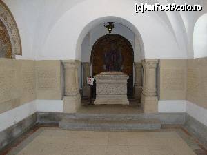 [P34] Cavoul lui Take Ionescu. Se observă sarcofagul.  » foto by Floryn81
 - 
<span class="allrVoted glyphicon glyphicon-heart hidden" id="av642897"></span>
<a class="m-l-10 hidden" id="sv642897" onclick="voting_Foto_DelVot(,642897,14696)" role="button">șterge vot <span class="glyphicon glyphicon-remove"></span></a>
<a id="v9642897" class=" c-red"  onclick="voting_Foto_SetVot(642897)" role="button"><span class="glyphicon glyphicon-heart-empty"></span> <b>LIKE</b> = Votează poza</a> <img class="hidden"  id="f642897W9" src="/imagini/loader.gif" border="0" /><span class="AjErrMes hidden" id="e642897ErM"></span>