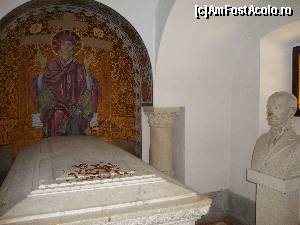 [P35] În imagine se află sarcofagul, precum și un bust al lui Take Ionescu.  » foto by Floryn81
 - 
<span class="allrVoted glyphicon glyphicon-heart hidden" id="av642898"></span>
<a class="m-l-10 hidden" id="sv642898" onclick="voting_Foto_DelVot(,642898,14696)" role="button">șterge vot <span class="glyphicon glyphicon-remove"></span></a>
<a id="v9642898" class=" c-red"  onclick="voting_Foto_SetVot(642898)" role="button"><span class="glyphicon glyphicon-heart-empty"></span> <b>LIKE</b> = Votează poza</a> <img class="hidden"  id="f642898W9" src="/imagini/loader.gif" border="0" /><span class="AjErrMes hidden" id="e642898ErM"></span>