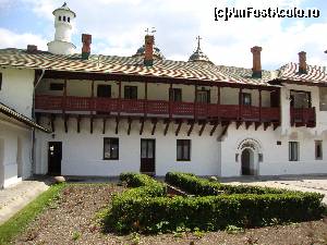 [P36] Ne pregătim de plecarea de la Mănăstirea Sinaia. Vom ieși din curtea veche a mănăstirii.  » foto by Floryn81
 - 
<span class="allrVoted glyphicon glyphicon-heart hidden" id="av642899"></span>
<a class="m-l-10 hidden" id="sv642899" onclick="voting_Foto_DelVot(,642899,14696)" role="button">șterge vot <span class="glyphicon glyphicon-remove"></span></a>
<a id="v9642899" class=" c-red"  onclick="voting_Foto_SetVot(642899)" role="button"><span class="glyphicon glyphicon-heart-empty"></span> <b>LIKE</b> = Votează poza</a> <img class="hidden"  id="f642899W9" src="/imagini/loader.gif" border="0" /><span class="AjErrMes hidden" id="e642899ErM"></span>