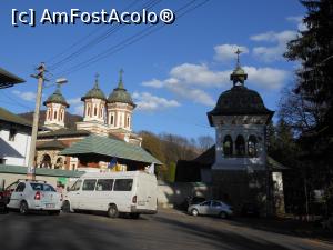 [P03] Mănăstirea Sinaia - Biserica 'Sfânta Treime' și turnul văzute din parcare.  » foto by iulianic
 - 
<span class="allrVoted glyphicon glyphicon-heart hidden" id="av1035884"></span>
<a class="m-l-10 hidden" id="sv1035884" onclick="voting_Foto_DelVot(,1035884,14696)" role="button">șterge vot <span class="glyphicon glyphicon-remove"></span></a>
<a id="v91035884" class=" c-red"  onclick="voting_Foto_SetVot(1035884)" role="button"><span class="glyphicon glyphicon-heart-empty"></span> <b>LIKE</b> = Votează poza</a> <img class="hidden"  id="f1035884W9" src="/imagini/loader.gif" border="0" /><span class="AjErrMes hidden" id="e1035884ErM"></span>