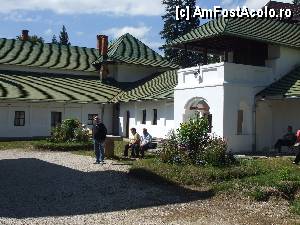 [P13] MAN. SINAIA / curtea interioară a vechii biserici Sinaia; în spatele băncii din poză este intrarea la cavoul politicianului Tache Ionescu » foto by vanda
 - 
<span class="allrVoted glyphicon glyphicon-heart hidden" id="av364887"></span>
<a class="m-l-10 hidden" id="sv364887" onclick="voting_Foto_DelVot(,364887,14696)" role="button">șterge vot <span class="glyphicon glyphicon-remove"></span></a>
<a id="v9364887" class=" c-red"  onclick="voting_Foto_SetVot(364887)" role="button"><span class="glyphicon glyphicon-heart-empty"></span> <b>LIKE</b> = Votează poza</a> <img class="hidden"  id="f364887W9" src="/imagini/loader.gif" border="0" /><span class="AjErrMes hidden" id="e364887ErM"></span>