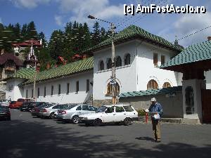 [P02] MAN. SINAIA / clădirile din partea sudică (corespund curții interioare a bisericii vechi; după colțul din stânga foto faci dreapta și pe partea stângă începe drumul spre Peleș » foto by vanda
 - 
<span class="allrVoted glyphicon glyphicon-heart hidden" id="av364865"></span>
<a class="m-l-10 hidden" id="sv364865" onclick="voting_Foto_DelVot(,364865,14696)" role="button">șterge vot <span class="glyphicon glyphicon-remove"></span></a>
<a id="v9364865" class=" c-red"  onclick="voting_Foto_SetVot(364865)" role="button"><span class="glyphicon glyphicon-heart-empty"></span> <b>LIKE</b> = Votează poza</a> <img class="hidden"  id="f364865W9" src="/imagini/loader.gif" border="0" /><span class="AjErrMes hidden" id="e364865ErM"></span>