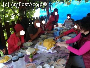 [P24] La masă, cu brânză și o mămăligă foarte mare » foto by Mika
 - 
<span class="allrVoted glyphicon glyphicon-heart hidden" id="av1175595"></span>
<a class="m-l-10 hidden" id="sv1175595" onclick="voting_Foto_DelVot(,1175595,14820)" role="button">șterge vot <span class="glyphicon glyphicon-remove"></span></a>
<a id="v91175595" class=" c-red"  onclick="voting_Foto_SetVot(1175595)" role="button"><span class="glyphicon glyphicon-heart-empty"></span> <b>LIKE</b> = Votează poza</a> <img class="hidden"  id="f1175595W9" src="/imagini/loader.gif" border="0" /><span class="AjErrMes hidden" id="e1175595ErM"></span>