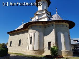 [P05] În zona centrală a curții se înalță biserica mare a mănăstirii ”Măgura Ocnei”, lăcaș de cult cu hramul ”Înălțarea Domnului”.  » foto by Floryn81
 - 
<span class="allrVoted glyphicon glyphicon-heart hidden" id="av1027905"></span>
<a class="m-l-10 hidden" id="sv1027905" onclick="voting_Foto_DelVot(,1027905,14859)" role="button">șterge vot <span class="glyphicon glyphicon-remove"></span></a>
<a id="v91027905" class=" c-red"  onclick="voting_Foto_SetVot(1027905)" role="button"><span class="glyphicon glyphicon-heart-empty"></span> <b>LIKE</b> = Votează poza</a> <img class="hidden"  id="f1027905W9" src="/imagini/loader.gif" border="0" /><span class="AjErrMes hidden" id="e1027905ErM"></span>