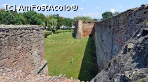 [P09] Șanțul cu apă și zidul exterior de pe latura vestică a Cetății văzute din Bastionul Szabo (colțul SW). În partea opusă se vede Bastionul cu paie (colțul NW)  » foto by Lucien
 - 
<span class="allrVoted glyphicon glyphicon-heart hidden" id="av833766"></span>
<a class="m-l-10 hidden" id="sv833766" onclick="voting_Foto_DelVot(,833766,15092)" role="button">șterge vot <span class="glyphicon glyphicon-remove"></span></a>
<a id="v9833766" class=" c-red"  onclick="voting_Foto_SetVot(833766)" role="button"><span class="glyphicon glyphicon-heart-empty"></span> <b>LIKE</b> = Votează poza</a> <img class="hidden"  id="f833766W9" src="/imagini/loader.gif" border="0" /><span class="AjErrMes hidden" id="e833766ErM"></span>