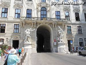 [P06] Viena - Hofburg, decorațiunea unei intrări.  » foto by iulianic
 - 
<span class="allrVoted glyphicon glyphicon-heart hidden" id="av698859"></span>
<a class="m-l-10 hidden" id="sv698859" onclick="voting_Foto_DelVot(,698859,15241)" role="button">șterge vot <span class="glyphicon glyphicon-remove"></span></a>
<a id="v9698859" class=" c-red"  onclick="voting_Foto_SetVot(698859)" role="button"><span class="glyphicon glyphicon-heart-empty"></span> <b>LIKE</b> = Votează poza</a> <img class="hidden"  id="f698859W9" src="/imagini/loader.gif" border="0" /><span class="AjErrMes hidden" id="e698859ErM"></span>