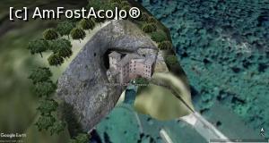 [P03] 3. Castelul ascuns în stâncă. (imagine preluată de pe Google Earth). » foto by doinafil <span class="label label-default labelC_thin small">NEVOTABILĂ</span>