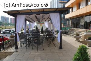 [P31] Iași, Hotel Zimbru, Mica terasă de la intrarea în hotel » foto by mprofeanu
 - 
<span class="allrVoted glyphicon glyphicon-heart hidden" id="av1131651"></span>
<a class="m-l-10 hidden" id="sv1131651" onclick="voting_Foto_DelVot(,1131651,15436)" role="button">șterge vot <span class="glyphicon glyphicon-remove"></span></a>
<a id="v91131651" class=" c-red"  onclick="voting_Foto_SetVot(1131651)" role="button"><span class="glyphicon glyphicon-heart-empty"></span> <b>LIKE</b> = Votează poza</a> <img class="hidden"  id="f1131651W9" src="/imagini/loader.gif" border="0" /><span class="AjErrMes hidden" id="e1131651ErM"></span>