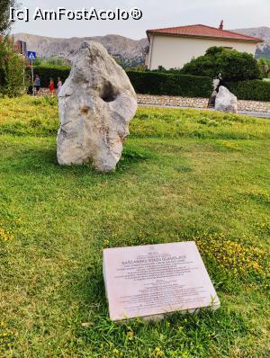 [P39] La pas prin centrul vechi Baška; monument închinat moștenirii glagolitice » foto by crismis
 - 
<span class="allrVoted glyphicon glyphicon-heart hidden" id="av1334471"></span>
<a class="m-l-10 hidden" id="sv1334471" onclick="voting_Foto_DelVot(,1334471,15475)" role="button">șterge vot <span class="glyphicon glyphicon-remove"></span></a>
<a id="v91334471" class=" c-red"  onclick="voting_Foto_SetVot(1334471)" role="button"><span class="glyphicon glyphicon-heart-empty"></span> <b>LIKE</b> = Votează poza</a> <img class="hidden"  id="f1334471W9" src="/imagini/loader.gif" border="0" /><span class="AjErrMes hidden" id="e1334471ErM"></span>