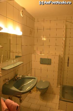 [P10] Igls, Austria. Hotel Sonnenhof Bed & Breakfast. Camera triplă, baia.  » foto by unq
 - 
<span class="allrVoted glyphicon glyphicon-heart hidden" id="av479147"></span>
<a class="m-l-10 hidden" id="sv479147" onclick="voting_Foto_DelVot(,479147,15649)" role="button">șterge vot <span class="glyphicon glyphicon-remove"></span></a>
<a id="v9479147" class=" c-red"  onclick="voting_Foto_SetVot(479147)" role="button"><span class="glyphicon glyphicon-heart-empty"></span> <b>LIKE</b> = Votează poza</a> <img class="hidden"  id="f479147W9" src="/imagini/loader.gif" border="0" /><span class="AjErrMes hidden" id="e479147ErM"></span>