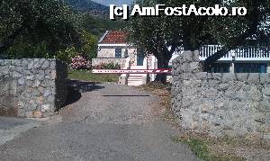 [P05] Intrarea la pensiunea Apartaments Dragovic din Sveti Stefan, Muntenegru.  » foto by traian.leuca †
 - 
<span class="allrVoted glyphicon glyphicon-heart hidden" id="av480258"></span>
<a class="m-l-10 hidden" id="sv480258" onclick="voting_Foto_DelVot(,480258,15683)" role="button">șterge vot <span class="glyphicon glyphicon-remove"></span></a>
<a id="v9480258" class=" c-red"  onclick="voting_Foto_SetVot(480258)" role="button"><span class="glyphicon glyphicon-heart-empty"></span> <b>LIKE</b> = Votează poza</a> <img class="hidden"  id="f480258W9" src="/imagini/loader.gif" border="0" /><span class="AjErrMes hidden" id="e480258ErM"></span>