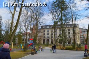 [P06] Parcul Zăvoi - locuri de joacă și Grand Hotel Sofianu pe fundal » foto by Dragoș_MD
 - 
<span class="allrVoted glyphicon glyphicon-heart hidden" id="av946557"></span>
<a class="m-l-10 hidden" id="sv946557" onclick="voting_Foto_DelVot(,946557,15713)" role="button">șterge vot <span class="glyphicon glyphicon-remove"></span></a>
<a id="v9946557" class=" c-red"  onclick="voting_Foto_SetVot(946557)" role="button"><span class="glyphicon glyphicon-heart-empty"></span> <b>LIKE</b> = Votează poza</a> <img class="hidden"  id="f946557W9" src="/imagini/loader.gif" border="0" /><span class="AjErrMes hidden" id="e946557ErM"></span>