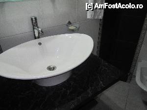 [P07] O parte din baie (prosoapele erau schimbate zilnic)  » foto by Clotilde
 - 
<span class="allrVoted glyphicon glyphicon-heart hidden" id="av482095"></span>
<a class="m-l-10 hidden" id="sv482095" onclick="voting_Foto_DelVot(,482095,15714)" role="button">șterge vot <span class="glyphicon glyphicon-remove"></span></a>
<a id="v9482095" class=" c-red"  onclick="voting_Foto_SetVot(482095)" role="button"><span class="glyphicon glyphicon-heart-empty"></span> <b>LIKE</b> = Votează poza</a> <img class="hidden"  id="f482095W9" src="/imagini/loader.gif" border="0" /><span class="AjErrMes hidden" id="e482095ErM"></span>