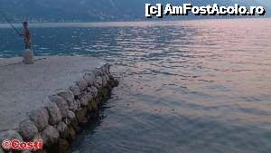 [P26] Golful Kotor şi un ponton din pietre şi beton, pe care lumea stă la plajă.  » foto by Costi
 - 
<span class="allrVoted glyphicon glyphicon-heart hidden" id="av484371"></span>
<a class="m-l-10 hidden" id="sv484371" onclick="voting_Foto_DelVot(,484371,15787)" role="button">șterge vot <span class="glyphicon glyphicon-remove"></span></a>
<a id="v9484371" class=" c-red"  onclick="voting_Foto_SetVot(484371)" role="button"><span class="glyphicon glyphicon-heart-empty"></span> <b>LIKE</b> = Votează poza</a> <img class="hidden"  id="f484371W9" src="/imagini/loader.gif" border="0" /><span class="AjErrMes hidden" id="e484371ErM"></span>