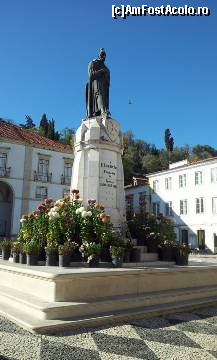 [P10] Praça de República - in mijlocul careia se gaseste statuia fondatorului orasului Gualdim de Pais, inaugurata in anul 1940.  » foto by Marian Preda
 - 
<span class="allrVoted glyphicon glyphicon-heart hidden" id="av489972"></span>
<a class="m-l-10 hidden" id="sv489972" onclick="voting_Foto_DelVot(,489972,15910)" role="button">șterge vot <span class="glyphicon glyphicon-remove"></span></a>
<a id="v9489972" class=" c-red"  onclick="voting_Foto_SetVot(489972)" role="button"><span class="glyphicon glyphicon-heart-empty"></span> <b>LIKE</b> = Votează poza</a> <img class="hidden"  id="f489972W9" src="/imagini/loader.gif" border="0" /><span class="AjErrMes hidden" id="e489972ErM"></span>