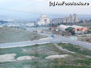 [P05] Autostrada Denizli-Ankara, e cea de pe fundal. Poza facuta din camera hotelului. Cand iesiti cu masina, sunteti obligati sa faceti dreapta, pana gasiti alt exit.  » foto by TraianS
 - 
<span class="allrVoted glyphicon glyphicon-heart hidden" id="av499986"></span>
<a class="m-l-10 hidden" id="sv499986" onclick="voting_Foto_DelVot(,499986,16198)" role="button">șterge vot <span class="glyphicon glyphicon-remove"></span></a>
<a id="v9499986" class=" c-red"  onclick="voting_Foto_SetVot(499986)" role="button"><span class="glyphicon glyphicon-heart-empty"></span> <b>LIKE</b> = Votează poza</a> <img class="hidden"  id="f499986W9" src="/imagini/loader.gif" border="0" /><span class="AjErrMes hidden" id="e499986ErM"></span>