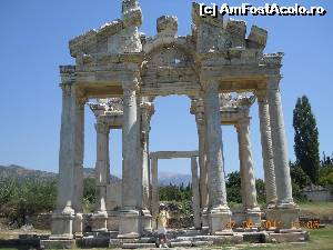 [P08] Turcia Aphrodisia - poarta monumentala de intrare in spatiul sacru al Templului Afroditei, poarta numita 'tetrapylon', precum si florinbad in carne si oase, lesinat de caldura.  » foto by florinbad
 - 
<span class="allrVoted glyphicon glyphicon-heart hidden" id="av562459"></span>
<a class="m-l-10 hidden" id="sv562459" onclick="voting_Foto_DelVot(,562459,16202)" role="button">șterge vot <span class="glyphicon glyphicon-remove"></span></a>
<a id="v9562459" class=" c-red"  onclick="voting_Foto_SetVot(562459)" role="button"><span class="glyphicon glyphicon-heart-empty"></span> <b>LIKE</b> = Votează poza</a> <img class="hidden"  id="f562459W9" src="/imagini/loader.gif" border="0" /><span class="AjErrMes hidden" id="e562459ErM"></span>