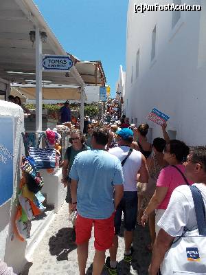 [P01] Aglomeratie pe o străduță din Oia » foto by Cleopatraa
 - 
<span class="allrVoted glyphicon glyphicon-heart hidden" id="av590007"></span>
<a class="m-l-10 hidden" id="sv590007" onclick="voting_Foto_DelVot(,590007,16213)" role="button">șterge vot <span class="glyphicon glyphicon-remove"></span></a>
<a id="v9590007" class=" c-red"  onclick="voting_Foto_SetVot(590007)" role="button"><span class="glyphicon glyphicon-heart-empty"></span> <b>LIKE</b> = Votează poza</a> <img class="hidden"  id="f590007W9" src="/imagini/loader.gif" border="0" /><span class="AjErrMes hidden" id="e590007ErM"></span>