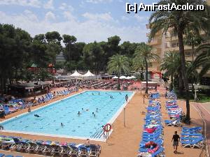 [P21] Asta vedeam din balcon: piscina, în stânga ei barul, în spate terasa care se umplea seara şi în colţul din dreapta scena unde se dădeau spectacolele » foto by cdiana
 - 
<span class="allrVoted glyphicon glyphicon-heart hidden" id="av531164"></span>
<a class="m-l-10 hidden" id="sv531164" onclick="voting_Foto_DelVot(,531164,16227)" role="button">șterge vot <span class="glyphicon glyphicon-remove"></span></a>
<a id="v9531164" class=" c-red"  onclick="voting_Foto_SetVot(531164)" role="button"><span class="glyphicon glyphicon-heart-empty"></span> <b>LIKE</b> = Votează poza</a> <img class="hidden"  id="f531164W9" src="/imagini/loader.gif" border="0" /><span class="AjErrMes hidden" id="e531164ErM"></span>