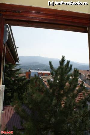 [P14] Vedere din ușa balconului spre muntele Vodno și Crucea Mileniumului.  » foto by Costi
 - 
<span class="allrVoted glyphicon glyphicon-heart hidden" id="av501459"></span>
<a class="m-l-10 hidden" id="sv501459" onclick="voting_Foto_DelVot(,501459,16230)" role="button">șterge vot <span class="glyphicon glyphicon-remove"></span></a>
<a id="v9501459" class=" c-red"  onclick="voting_Foto_SetVot(501459)" role="button"><span class="glyphicon glyphicon-heart-empty"></span> <b>LIKE</b> = Votează poza</a> <img class="hidden"  id="f501459W9" src="/imagini/loader.gif" border="0" /><span class="AjErrMes hidden" id="e501459ErM"></span>