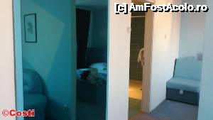 [P14] Livingul și dormitorul nu sunt despărțite printr-o ușă. În jumătatea stângă a fotografiei este o oglindă în care se reflectă chiar peretele despărțitor.  » foto by Costi
 - 
<span class="allrVoted glyphicon glyphicon-heart hidden" id="av501690"></span>
<a class="m-l-10 hidden" id="sv501690" onclick="voting_Foto_DelVot(,501690,16235)" role="button">șterge vot <span class="glyphicon glyphicon-remove"></span></a>
<a id="v9501690" class=" c-red"  onclick="voting_Foto_SetVot(501690)" role="button"><span class="glyphicon glyphicon-heart-empty"></span> <b>LIKE</b> = Votează poza</a> <img class="hidden"  id="f501690W9" src="/imagini/loader.gif" border="0" /><span class="AjErrMes hidden" id="e501690ErM"></span>