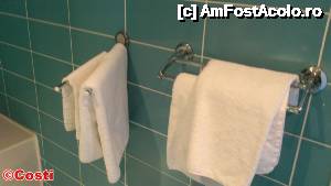 [P19] În baie se găseau câte trei prosoape de persoană (de față, picioare și duș), albe și pufoase.  » foto by Costi
 - 
<span class="allrVoted glyphicon glyphicon-heart hidden" id="av501695"></span>
<a class="m-l-10 hidden" id="sv501695" onclick="voting_Foto_DelVot(,501695,16235)" role="button">șterge vot <span class="glyphicon glyphicon-remove"></span></a>
<a id="v9501695" class=" c-red"  onclick="voting_Foto_SetVot(501695)" role="button"><span class="glyphicon glyphicon-heart-empty"></span> <b>LIKE</b> = Votează poza</a> <img class="hidden"  id="f501695W9" src="/imagini/loader.gif" border="0" /><span class="AjErrMes hidden" id="e501695ErM"></span>