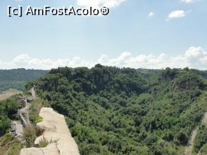 [P13] Civita di Bagnoregio - se vede podul și parcarea de sub pod; mașina noastră era undeva pe dealul din față » foto by RoxanaGRS
 - 
<span class="allrVoted glyphicon glyphicon-heart hidden" id="av993357"></span>
<a class="m-l-10 hidden" id="sv993357" onclick="voting_Foto_DelVot(,993357,16281)" role="button">șterge vot <span class="glyphicon glyphicon-remove"></span></a>
<a id="v9993357" class=" c-red"  onclick="voting_Foto_SetVot(993357)" role="button"><span class="glyphicon glyphicon-heart-empty"></span> <b>LIKE</b> = Votează poza</a> <img class="hidden"  id="f993357W9" src="/imagini/loader.gif" border="0" /><span class="AjErrMes hidden" id="e993357ErM"></span>